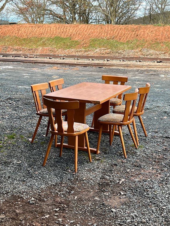 Tisch mit sechs Stühlen in Guldental