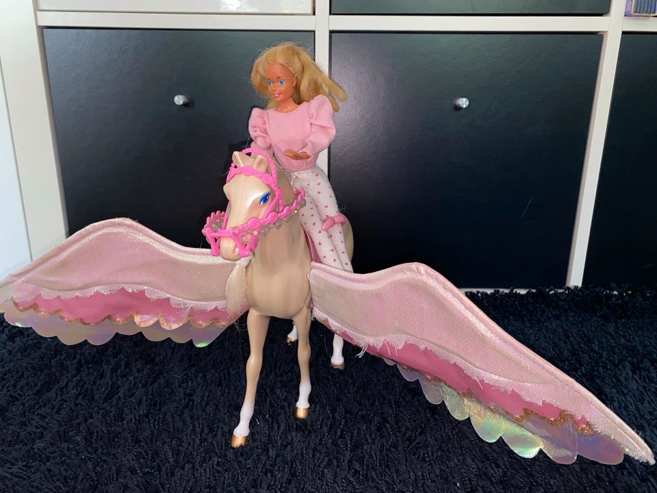 Barbie  + Pegasus Pferd mit Flügel in Planegg