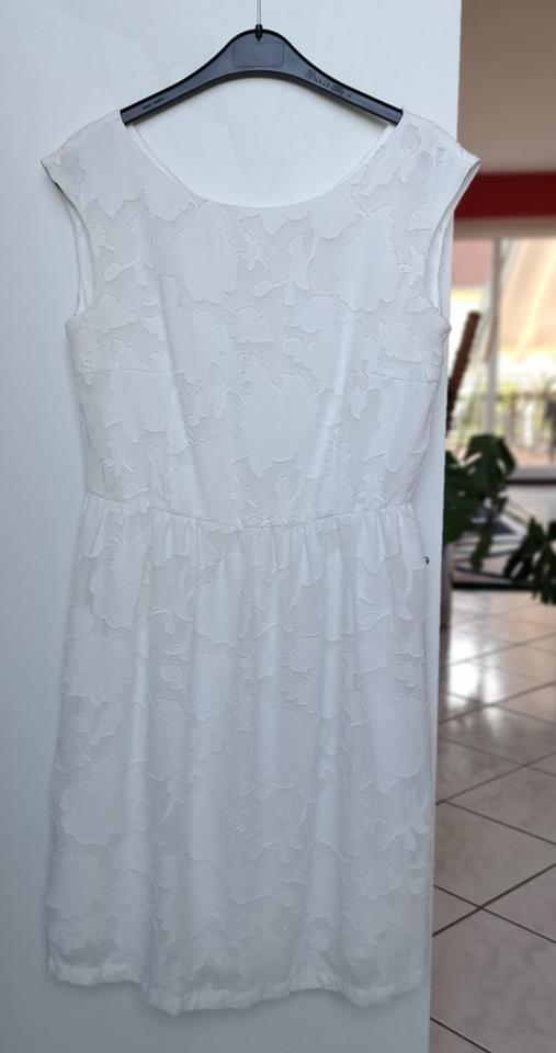 Kleid, weiß, festl., Gr 38, florale Spitzendesign, gefüttert in Horbach