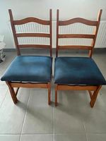 2 stabile Stühle , Massivholz, Sitzfläche blauer Cordstoff Nordfriesland - Hattstedt Vorschau