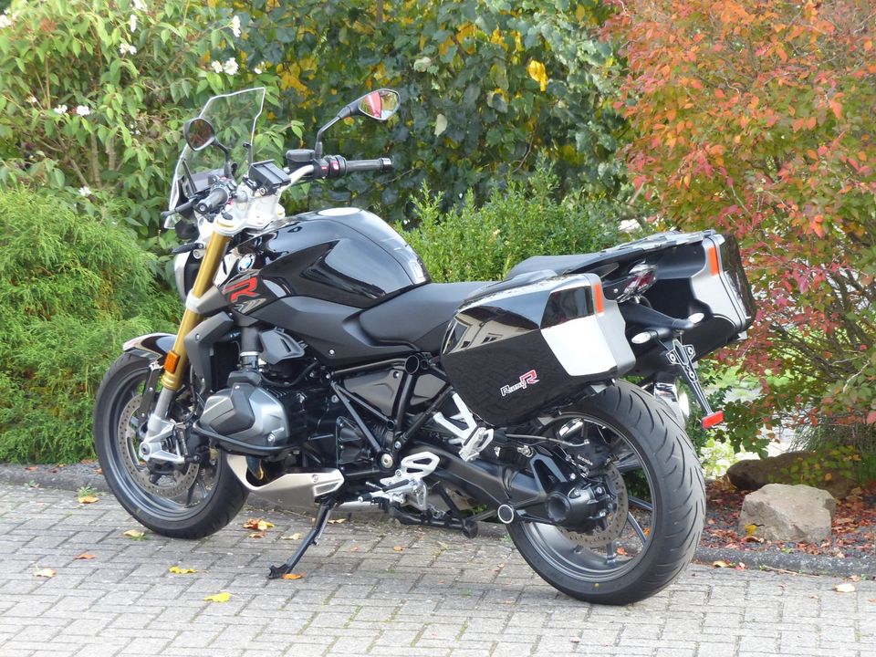 BMW R 1250 R R1250R Blackstorm Mod. 22 mit 2 Paketen in Melsungen