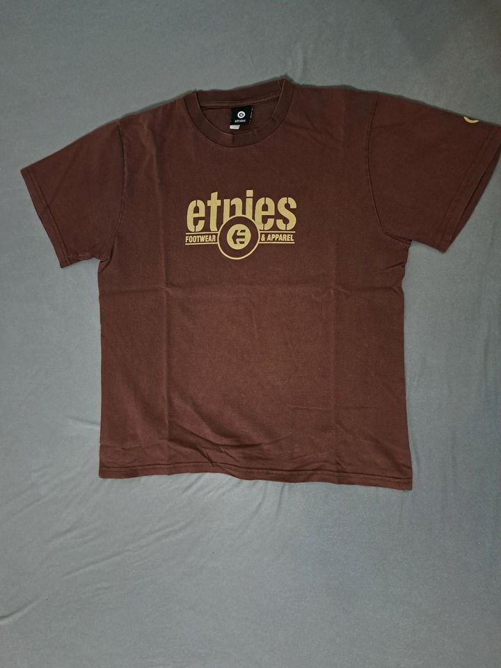 2 T-Shirts Etnies Olive Braun M in München