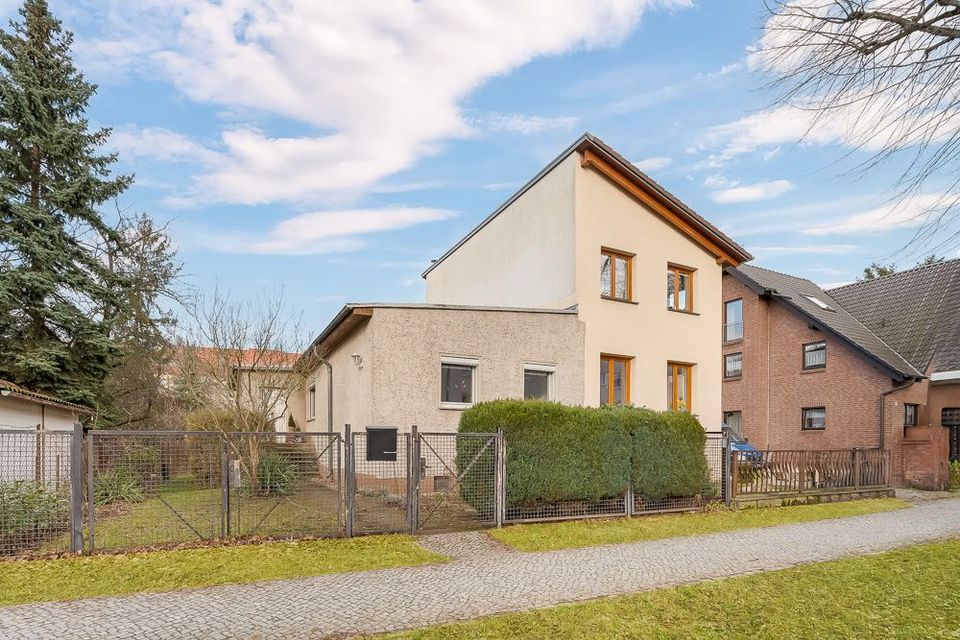 Charmante Doppelhaushälfte mit Erweiterungspotenzial und großem Garten in Berlin