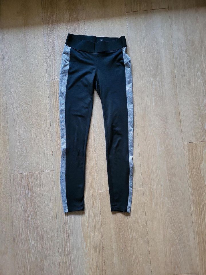 H&M Sportleggings Leggings grau schwarz Gr. XS in Radebeul