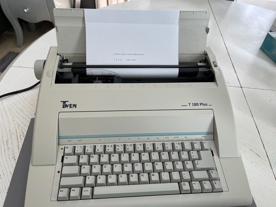 Elektrische Schreibmaschine der Marke Twen in Bremen