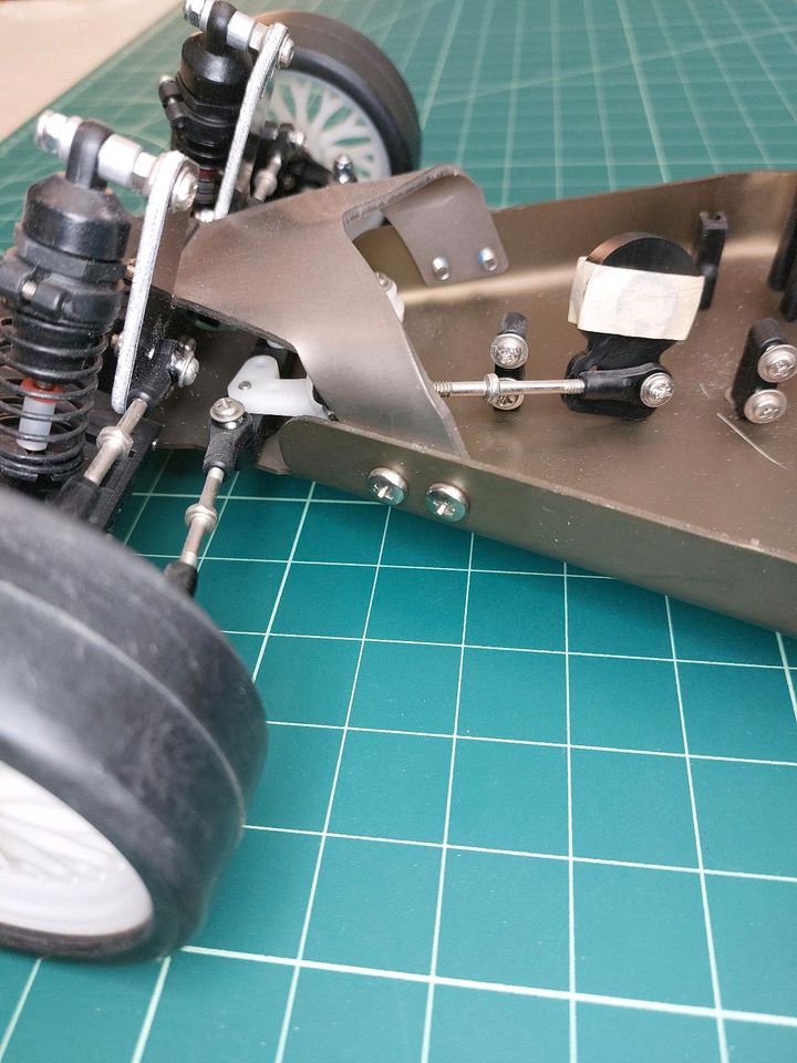 1:10 RC-Car Chassis mit 2,5 ccm TRX Motor von Graupner in Walsrode