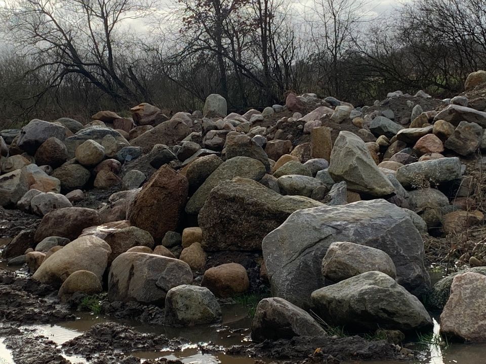 Wegen Geschäftsaufgabe große Findlinge sehr günstig zu verkaufen in Salzhausen