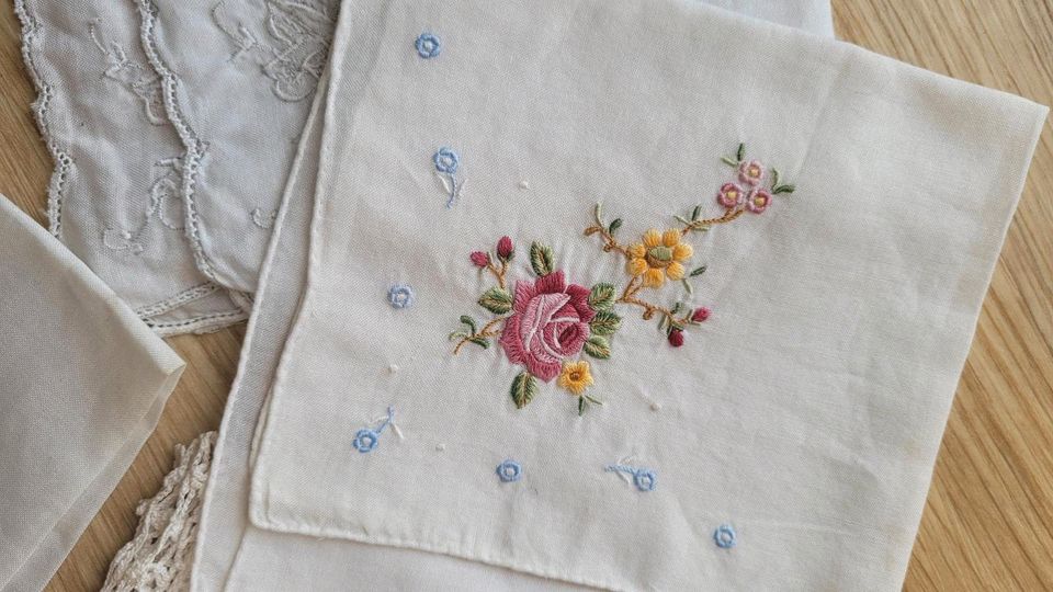 Stickerei Taschentücher Damast vintage floral Tuch Tischdeckchen in Eppstein