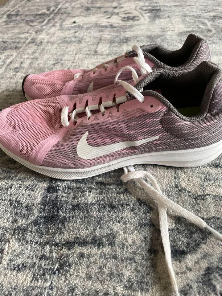 Nike Schuhe 37,5 in Kirchheim Ufr