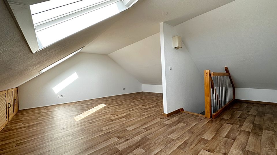 +++ Helle Dachgeschoss-Maisonettewohnung als Kapitalanlage in Chemnitz / Altendorf +++ in Chemnitz