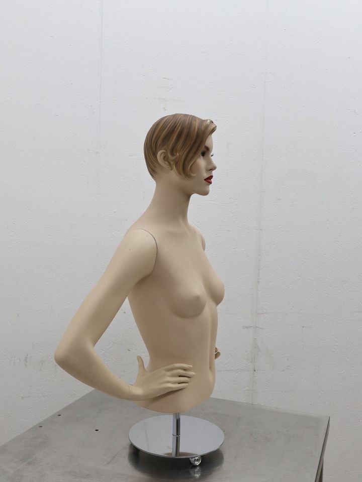 Schaufensterpuppe Puppe weiblich Torso Mannequin Frau SpA7 in Berlin