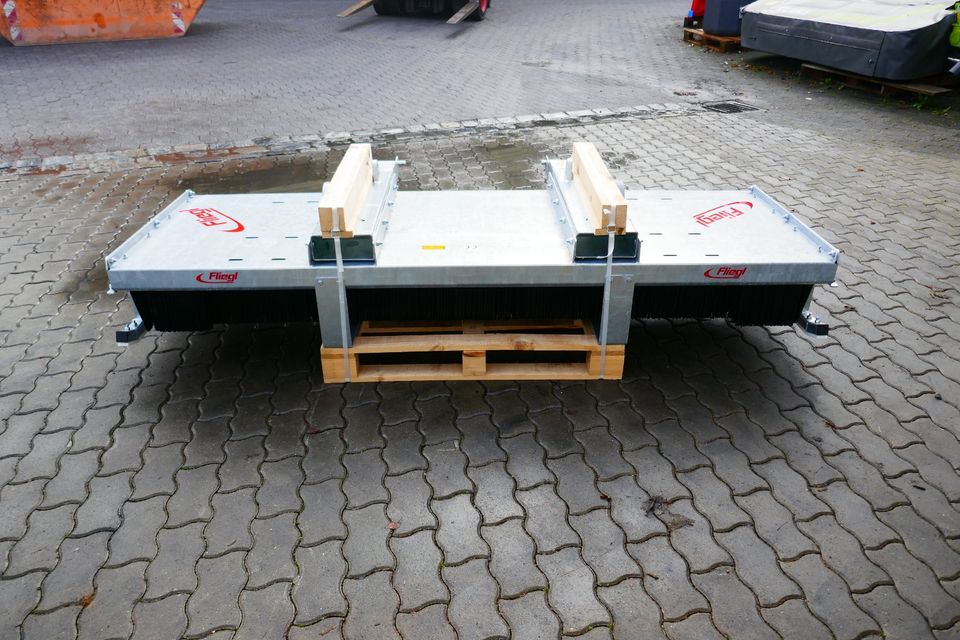 Fliegl Löwe 2500 mm - 8 Besenreihen Kehrbesen in Dorfen