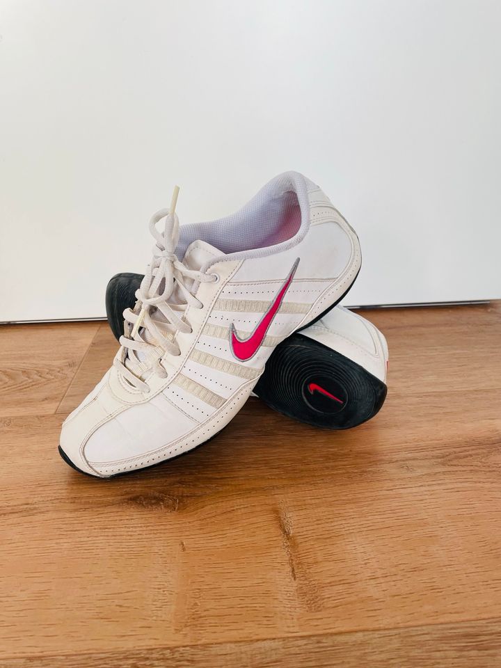 Nike Musique III Weiß/Rot Running Sneaker in Baden-Württemberg - Neuried |  eBay Kleinanzeigen ist jetzt Kleinanzeigen