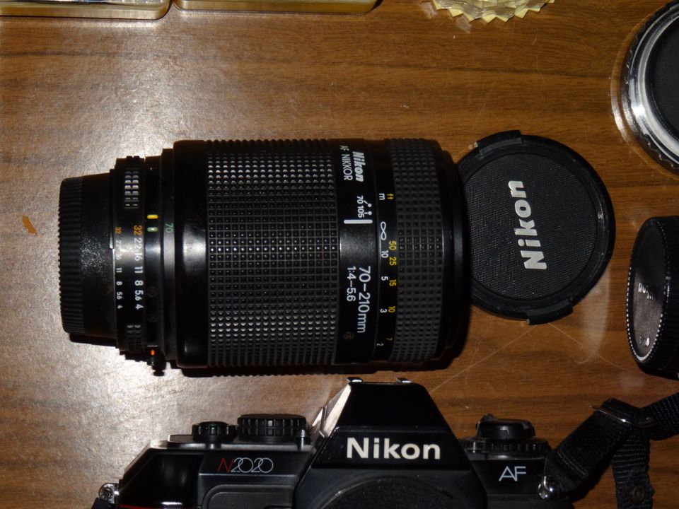 Gut erhaltene Nikon N2020AF (analoge Spiegelreflex)+viel Zubehör in Göttingen