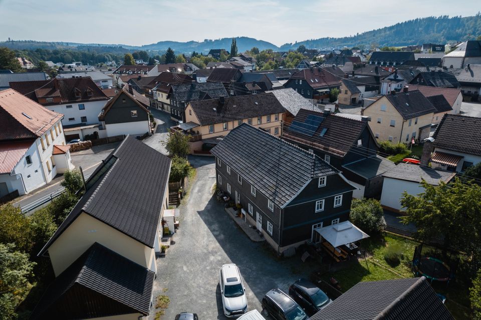 Denkmalgeschütztes Bauernhaus: 3 Wohnungen, 5 Garagen, volle Vermietung in Pressig