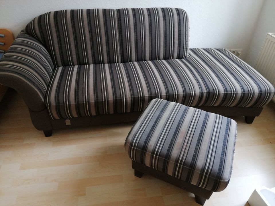 Sofa mit Hocker Spüle mit Armatur Tische Stühle in Wittenberge