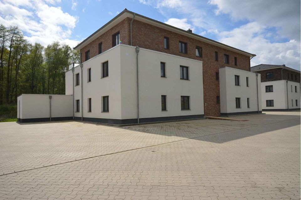 Traumhafte, moderne 3-Zimmer-Wohnung mit Fahrstuhl, großem Balkon + Blick ins Grüne - Erstbezug! in Osloß