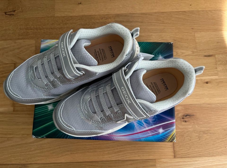 Geox Sneaker J Spaziale Silber  Gr. 34 NEU Lights in Berlin