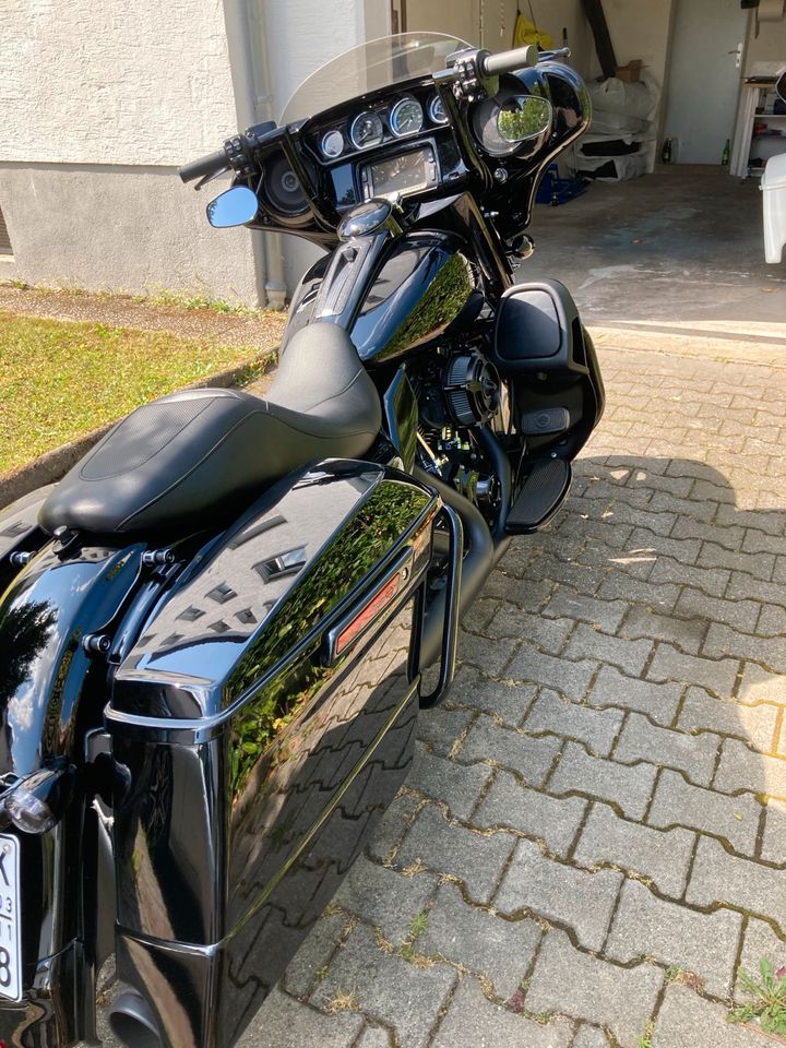 Harley Davidson Black Street Glide in Kelkheim