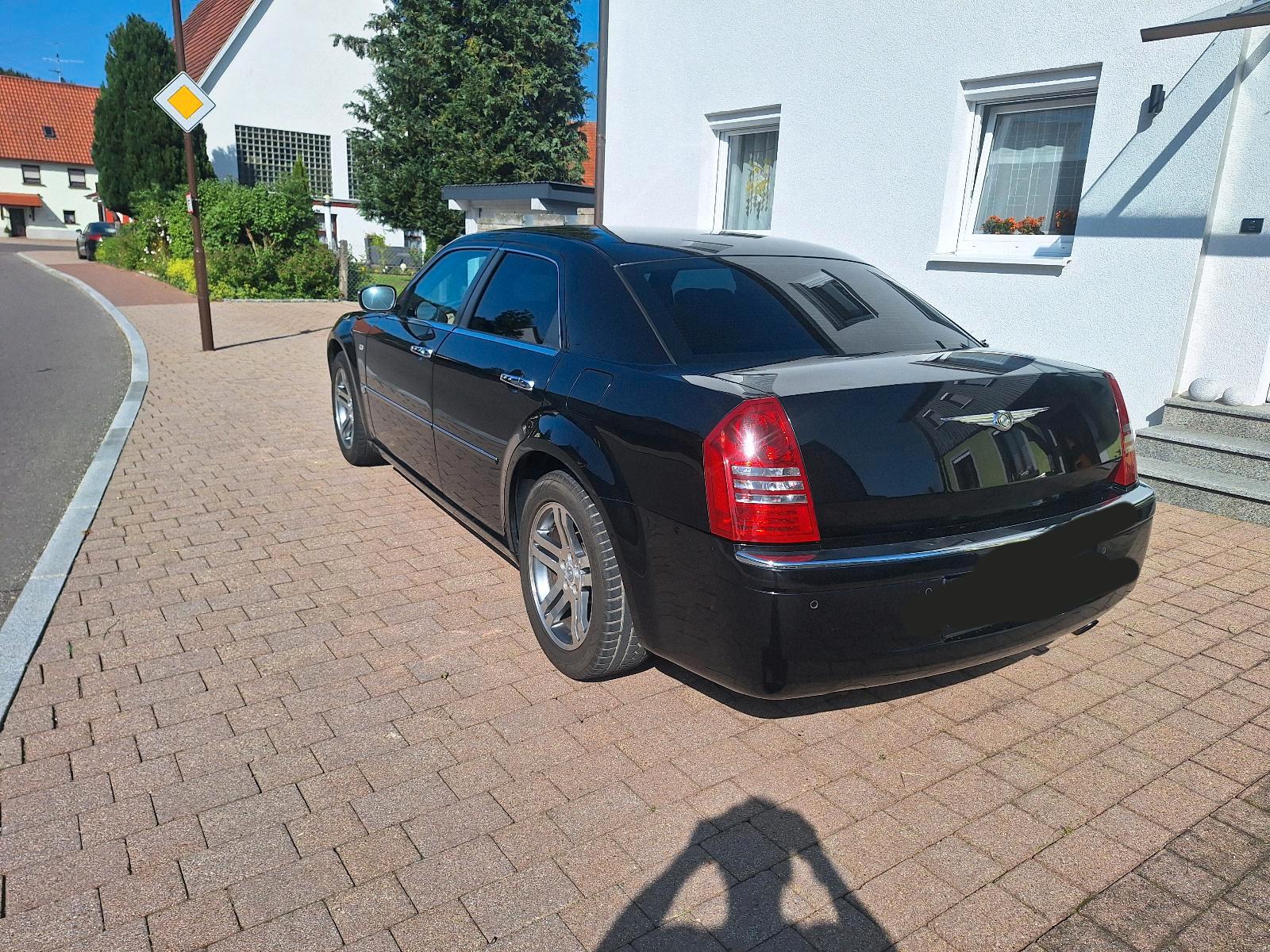 Abbildung des Autos Chrysler 300c  sehr gepf…
