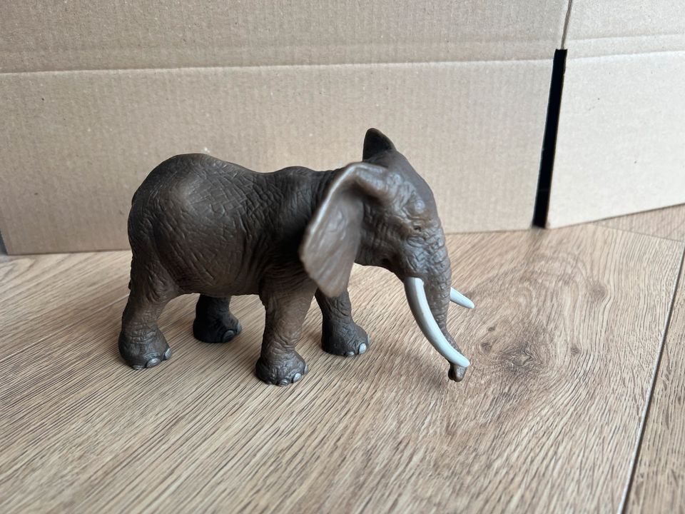 Schleich Afrikanischer Elefantenbulle und Baby, Panzernashorn in Olsberg