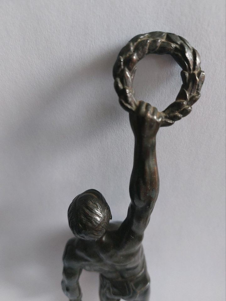 Skulptur, Athlet mit Lorbeerkranz, ca. 1936 Bronze patinierter in Krefeld