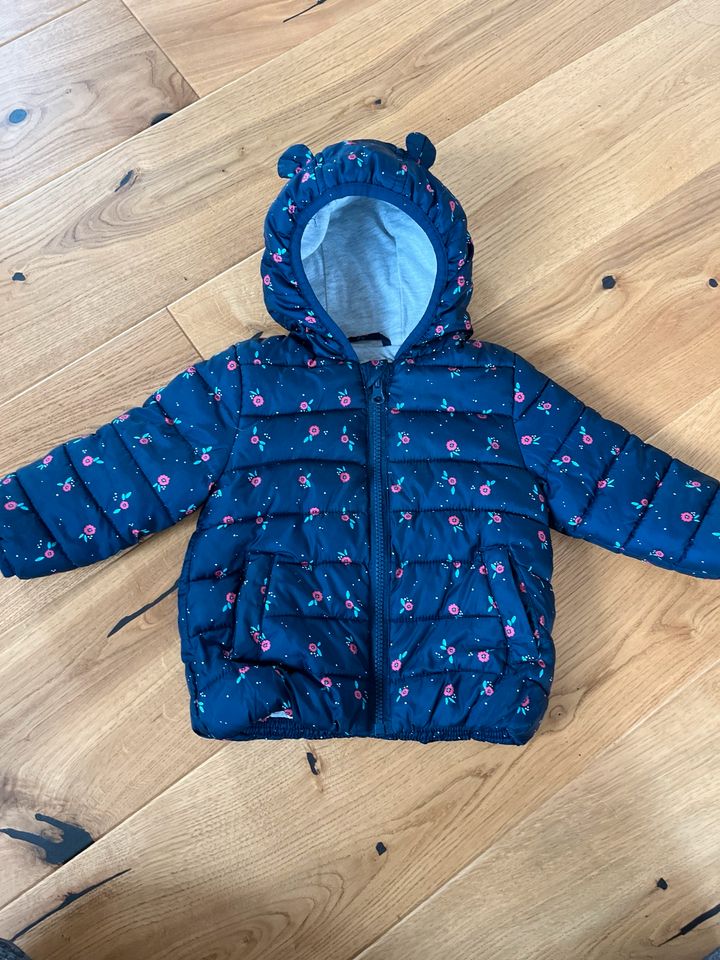 Blaue Winterjacke mit Blumen in der Größe 74 in Berne