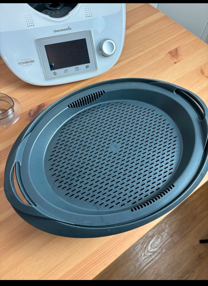 Vorwerk Thermomix TM5, gebraucht, mit Zubehör in Hamburg