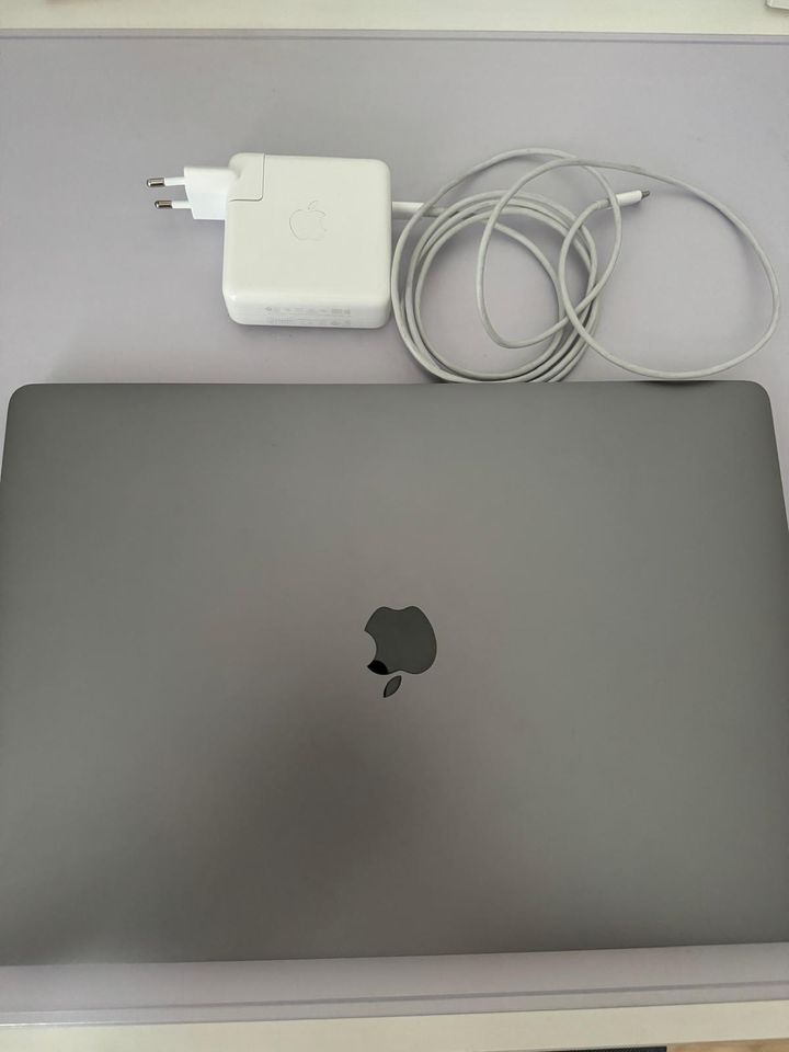 MacBook Pro 16“ mit Touchbar in Herford
