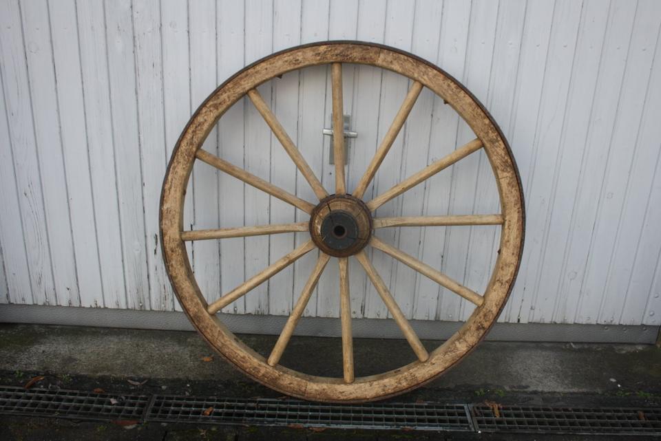Wagenrad 2 Wagenräder groß alt eisenbereift 45 € pro Stück in Rottweil