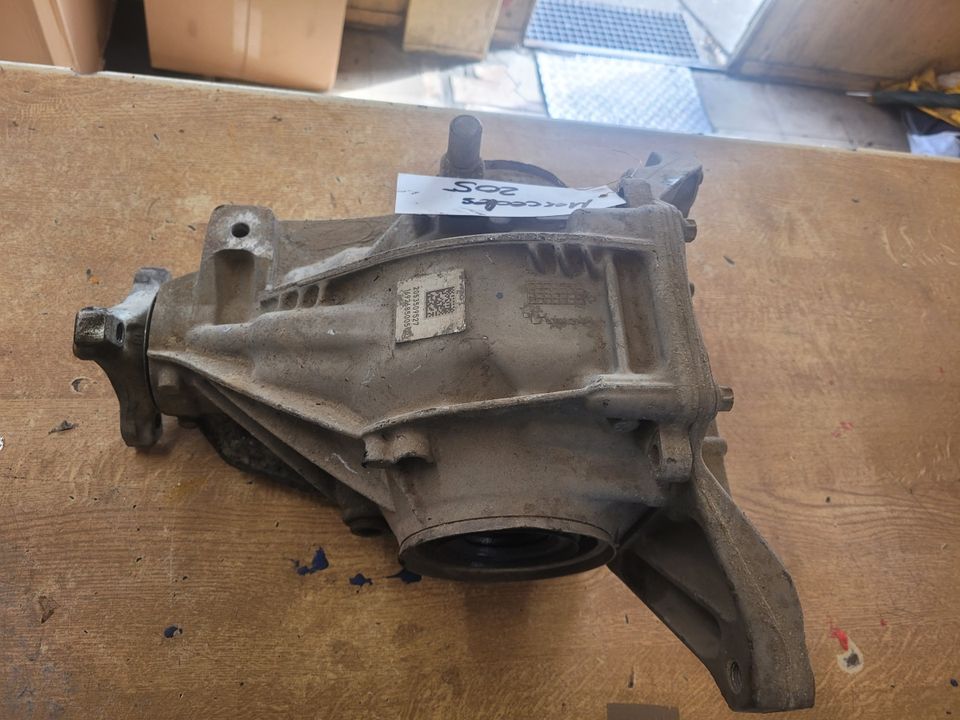 Differential Mercedes-Benz W205 200CGI Deckel Hinten ist beschädi in Duisburg