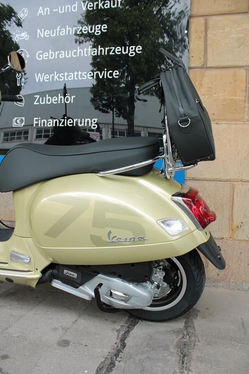 Vespa GTS 125 75 JAHRE JUBILÄUMSMODELL E5 * NEUWERTIG in Bad Driburg