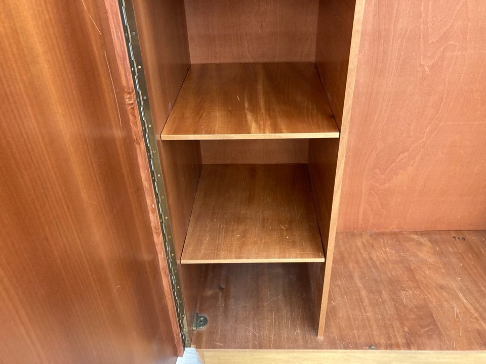 #A Midcentury Kleiderschrank 2 türig Holz hell verschließbar in Burgstädt