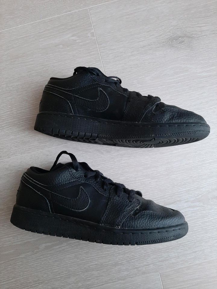 Nike Air Jordan 1 Low Gr. 37,5 in schwarz in Usingen