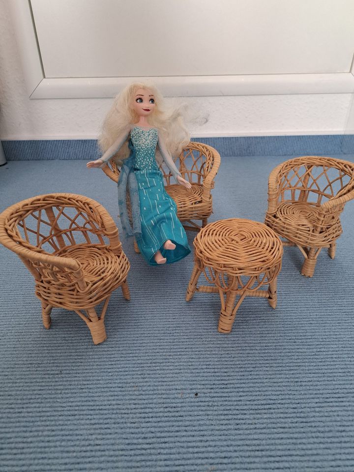 schöner Tisch und Stühle für Puppen Korbgeflecht in Hannover