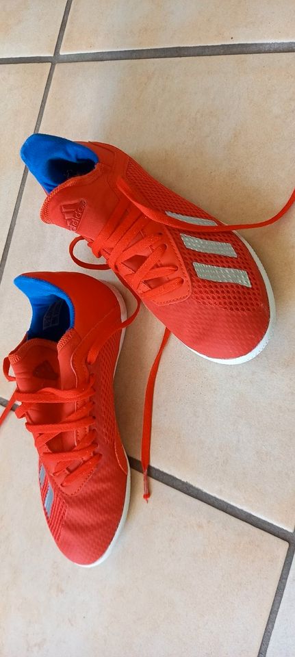 Hallenfussball Schuhe Gr. 34 rot in Deckenpfronn