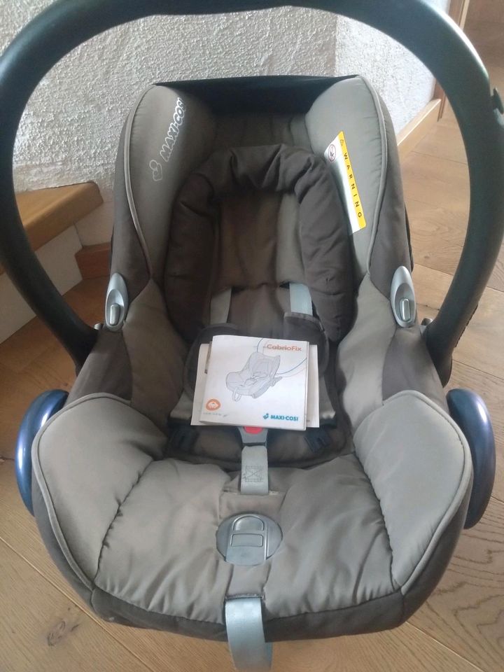 Maxi Cosi Babyschale Cabrio Fix in Schkopau