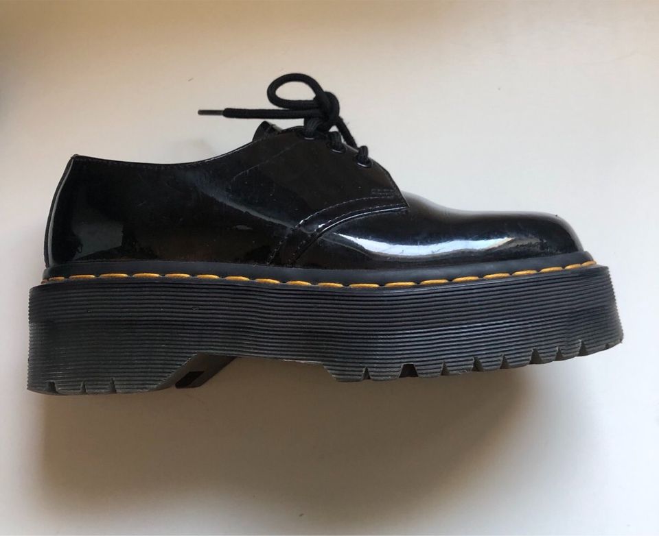 Dr.Martens Quad Plateau in Lack in Düsseldorf