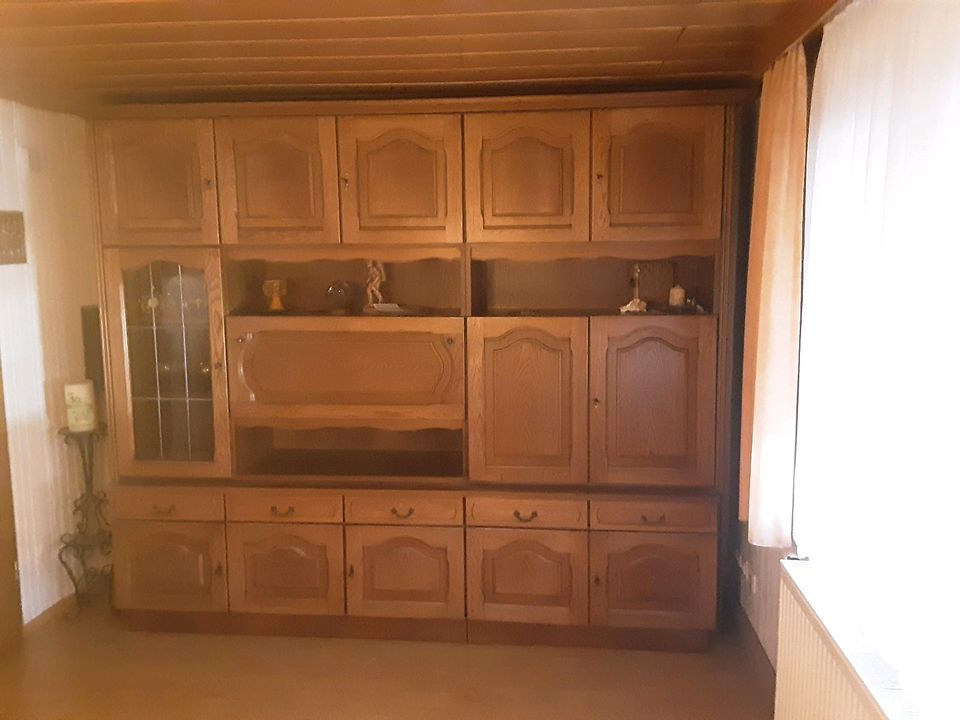 Wohnzimmerschrank mit Bar und Fernsehschrank/Wohnzimmertisch in Bürgstadt