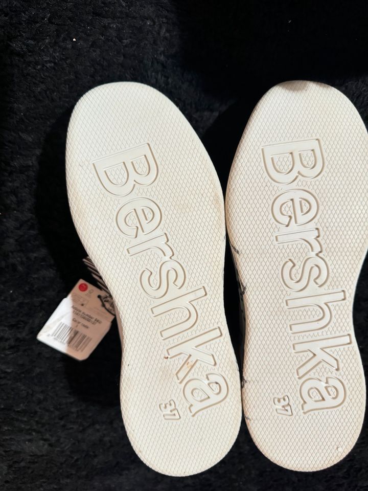 Micky Maus Schuhe von Bershka in Köln