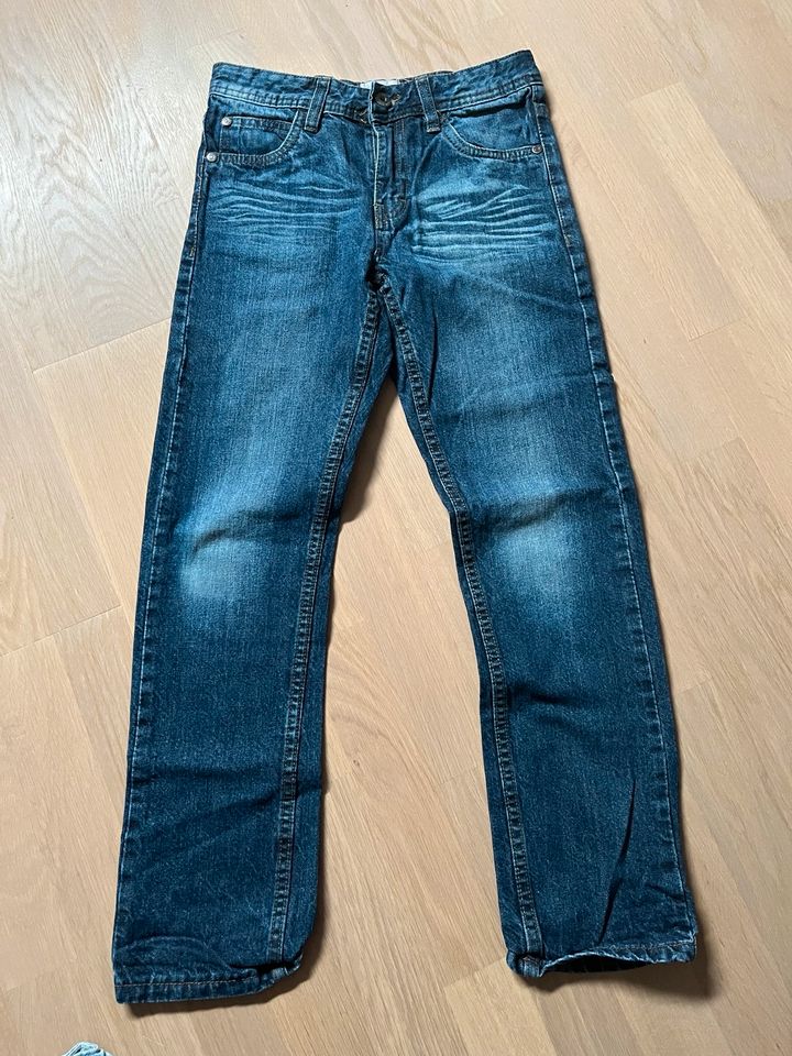 Jeans, alive, Größe 140, je 4 Euro in Düsseldorf