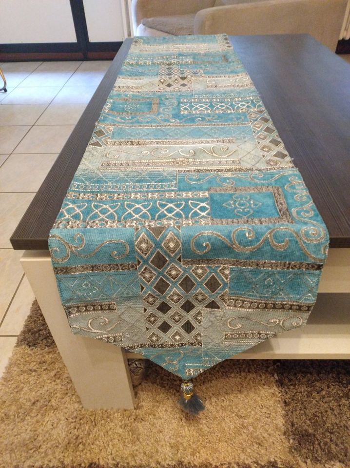 Tischläufer-200 cm x 31 cm-Türkis mit Muster- sehr guter Zustand in Wiesbaden