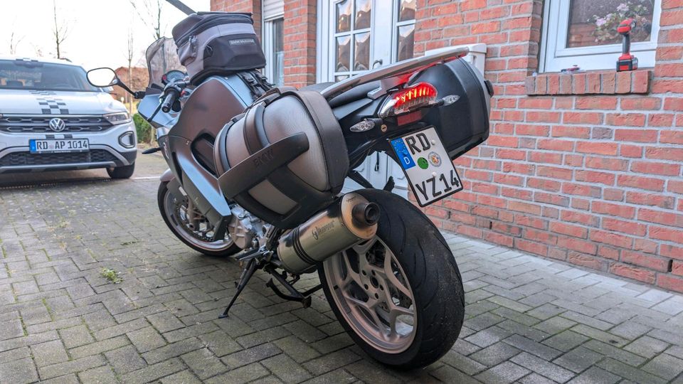 BMW F800ST K71 - Koffer, Tankrucksack + Akrapovic in Büdelsdorf