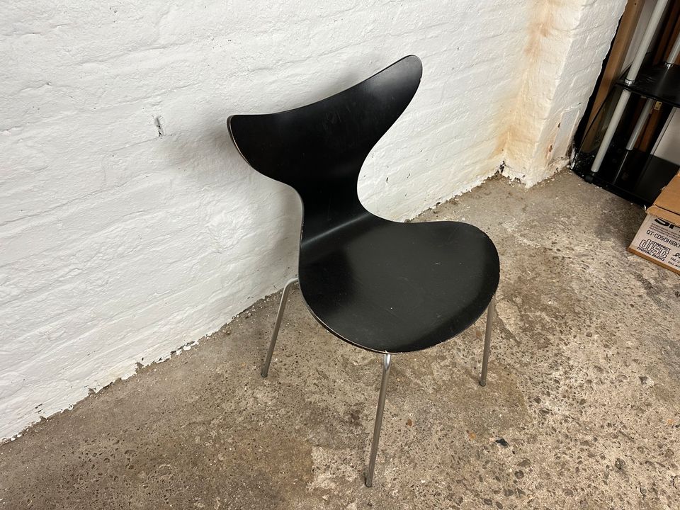 Arne Jacobsen Design Stuhl lilie/lily in Düsseldorf