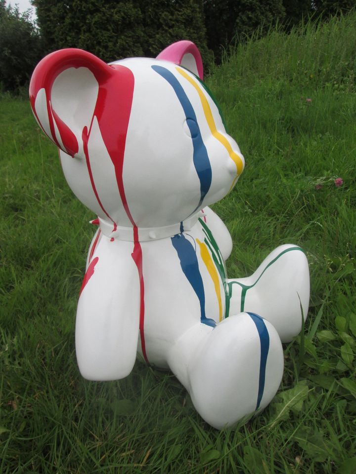 Teddy Bär groß sitzend weiss / bunt Deko Garten Figur in Hamburg