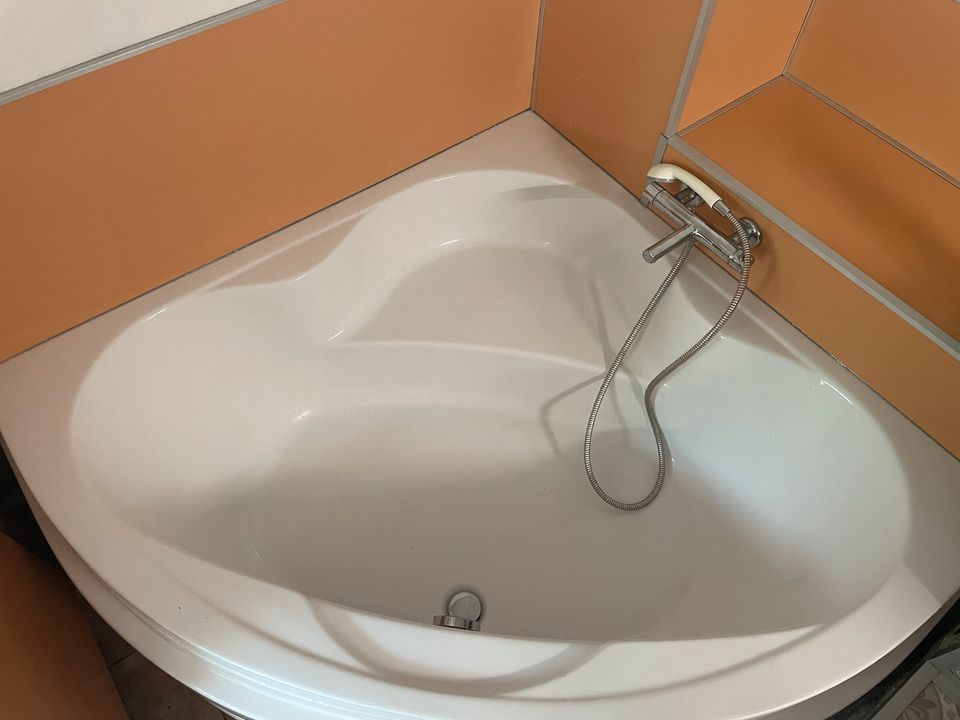 Eckbadewanne inkl. Amatur in Frankfurt am Main