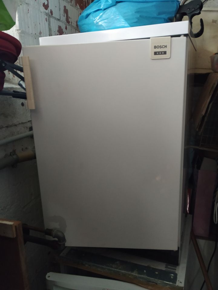 Zwei gebrauchten Kühlschrank-Gefrierkombinationen von Bosch. in Frankfurt am Main