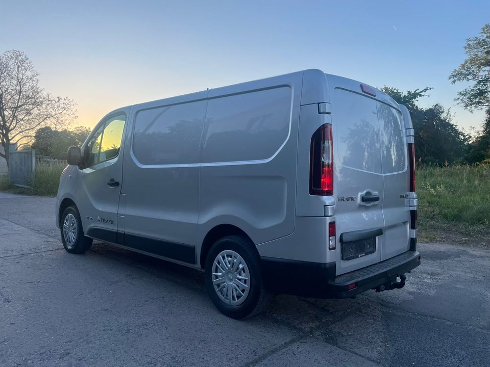 Renault Trafic L1 H1 Klima Tempomat Navi Ahk Vollausstattung in Dresden