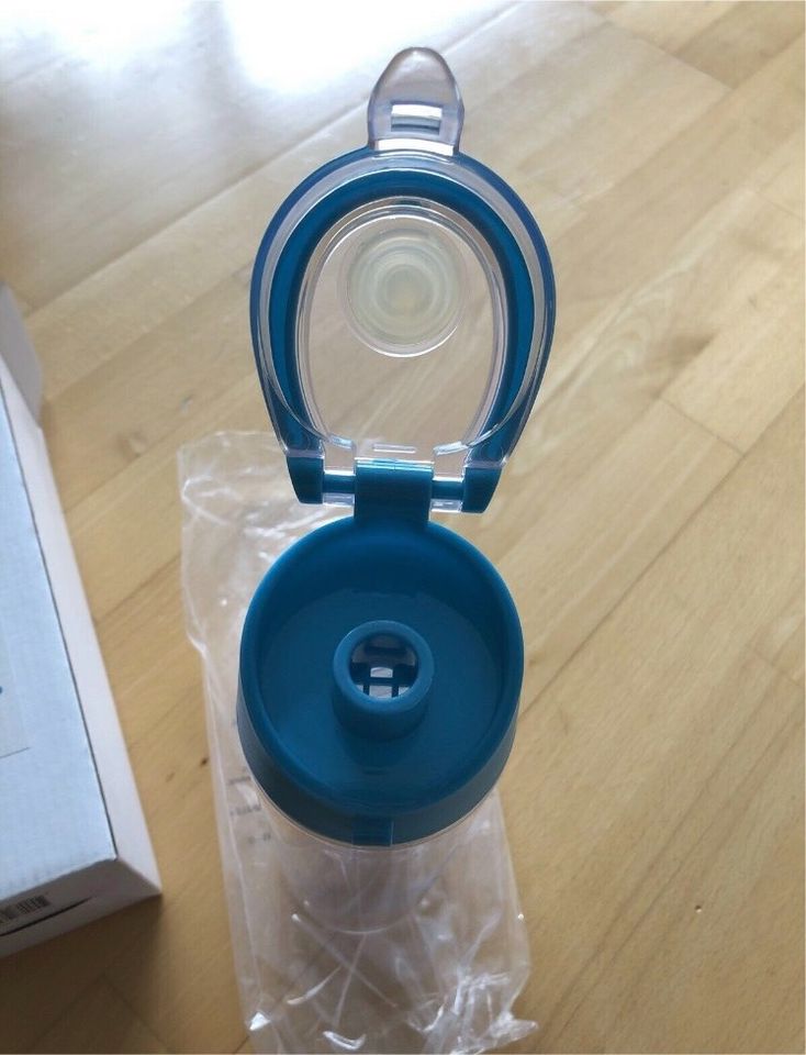 Trinkflasche /Wasserflasche mit einem Fruchteinsatz blau Venus in Plattenburg