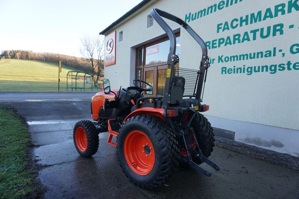 Kubota  B2-261 Allradtraktor / Schaltgetriebe / Kommunalbereifung in Kreischa